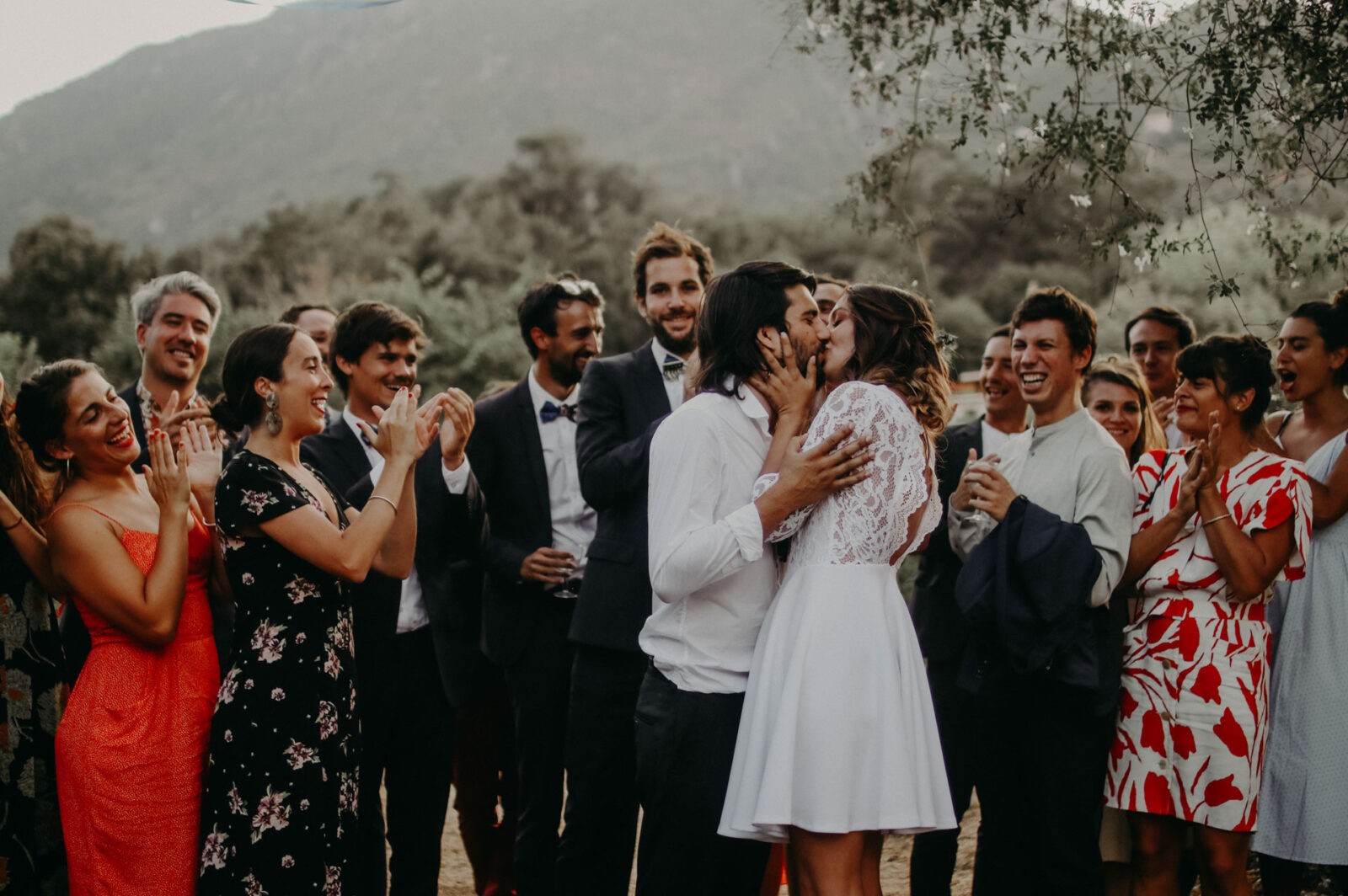 Mariage DIY Coloré dans un jardin Corse (Anna-Lou + Julien)