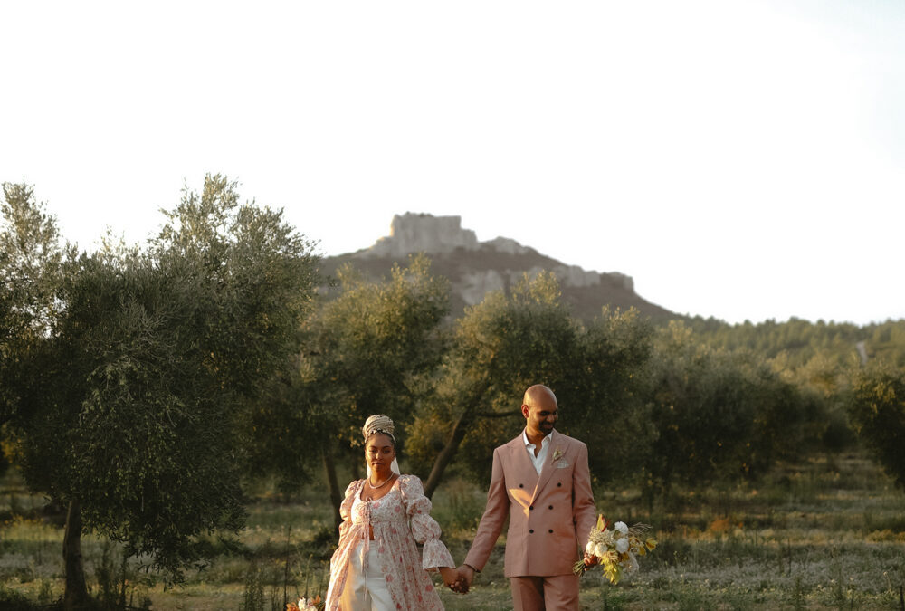 Une cérémonie laïque stylée en rose au Chateau de la Beaumetane